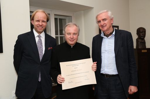 http://www.apa-fotoservice.at/galerie/3089/
Im Bild v.l.n.r.: Bernhard Kerres (Intendant des
Wiener Konzerthauses), András Schiff (neues Ehrenmitglied der Wiener
Konzerthausgesellschaft), Dr. Christoph Kraus (Vizepräsident der
Wiener Konzerthausgesellschaft)