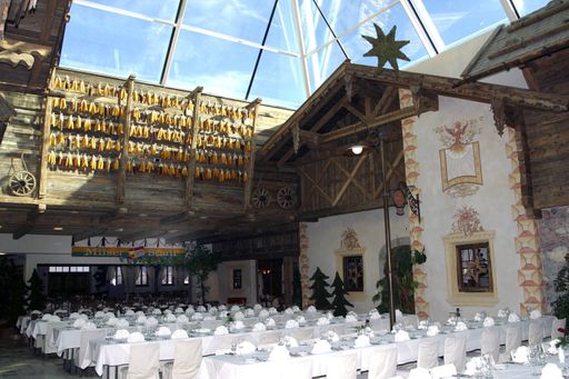 Vorschau Bild von Trofana Tyrol, Marktplatz festlich gedeckt