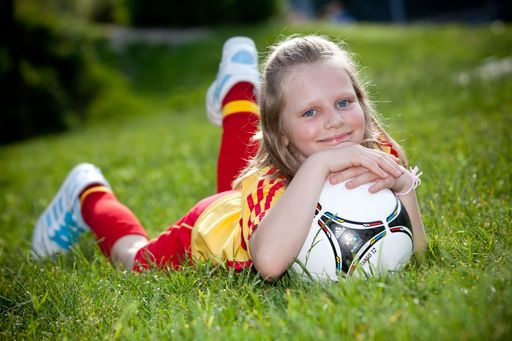 Vorschau Bild von McDonald's Fußball Eskorte: Patricia-Chiara Kristo aus Wien ist beim Viertelfinalspiel der UEFA EURO 2012 in Warschau live dabei.