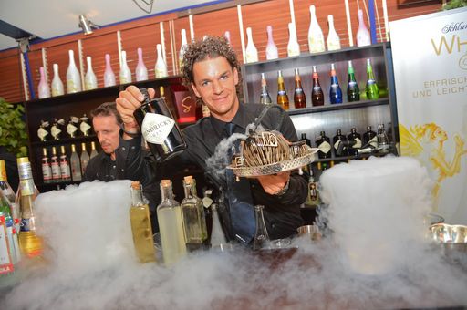  Wenn die Bar zur Hexenküche wird. Barmann des Jahres Mario Hofferer bei der Arbeit.