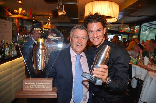 Vorschau Bild von Staffelübergabe: Erster Barmann des Jahres (1995) Rainer Husar und aktueller Gewinner Mario Hofferer.