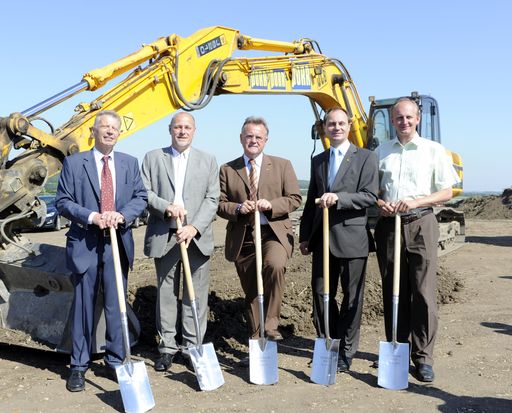  Spatenstich EKZ Parndorf. Im Bild v.l.n.r.: Dr. Walter Steindl, BM Ing. Wolfgang Kovacz, LH Hans Niessl, LH Stv. Mag. Franz Steindl, NationalratsAbg. Erwin Preiner