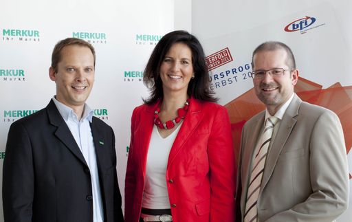 http://www.apa-fotoservice.at/galerie/3099/
Im Bild v.l.n.r.: Mag. Markus Wachter, Leitung Personalentwicklung MERKUR Warenhandels AG, Dr. Valerie Höllinger, kaufmännische Geschäftsführerin des bfi Wien und Mag. Franz-Josef Lackinger, Geschäftsführer des bfi Wien.