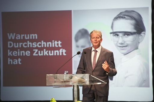 Vorschau Bild von (C) photonews.at/Georges Schneider - Wien 19.06.2012 - Auf Initiative des Wirtschaftsministers diskutierte heute eine hochkarätig. besetzte Expertenrunde in der Hofburg zum. Thema 'Warum Durchschnitt keine Zukunft hat'. PHOTO: Wirtschaftsminister Reinhold Mitterlehner bei seiner einleitenden Rede.