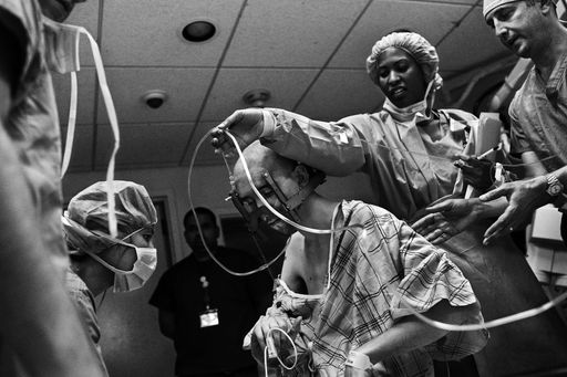 Vorschau Bild von Bild aus Christopher Capozziellos Reportage "The distance between us". CHristophers Bruder Nick unterzieht sich einem neurologischen Eingriff, einer sogenannten "Deep Brain Stimulation Surgery(DBS)"