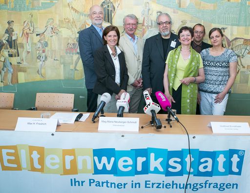 http://www.apa-fotoservice.at/galerie/3117/
Im Bild v.l.n.r.: Univ. Prof. Dr. Christian Vielhaber (Obmann Kinderschutzbund), Veronika Lippert (Elternwerkstatt), Univ. Prof. Dr. Max H. Friedrich (Kinder- und Jugendpsychiater), Gottfried Ennsthaler (Verleger Ennsthaler Verlag), Mag. Maria Neuberger-Schmidt (Obfrau Elternwerkstatt), Andreas Keckeis (Elternwerkstatt), Verena Steger (Mutter und Absolventin des Elternführerschein)