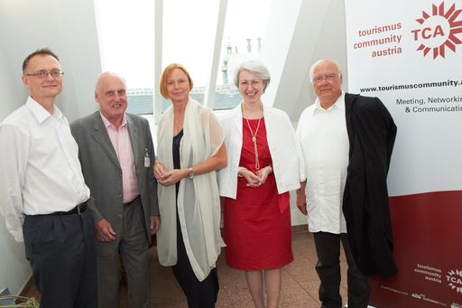 http://www.apa-fotoservice.at/galerie/3105 v.l.n.r. APA-Wirtschaftsressortleiter Thomas Karabaczek, Helmut Zolles (Zolles & Edinger GmbH), Geschäftsführerin Österreich Werbung Petra Stolba, Elisabeth Udolf-Strobl (BM für Wirtschaft, Familie, Jugend) und Journalist und Buchautor Michael Frank