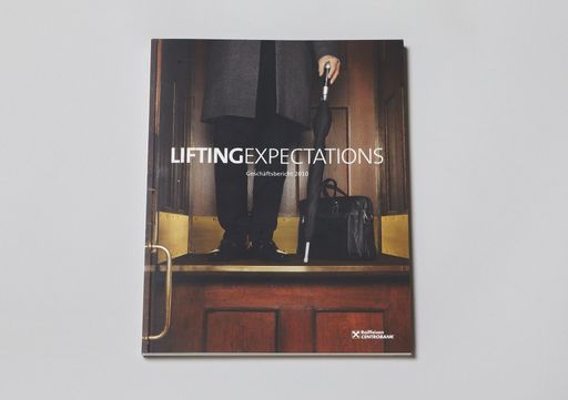 Cover RCB Geschäftsbericht 2010 "Lifting expectations. The Raiffeisen Centrobank in eight floors."