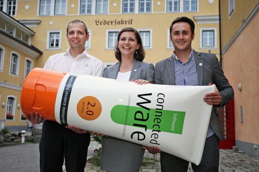 http://www.apa-fotoservice.at/galerie/3118/
Im Bild v.l.n.r.: DI Alexander Berger (Geschäftsführer), Anita Mair (Produktmanagement, Marketing & Sales), Mario Jacobi (Geschäftsführer)