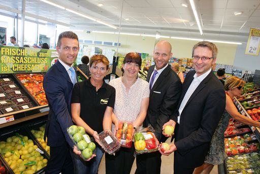 http://www.apa-fotoservice.at/galerie/3113/
Im Bild v.l.n.r.: Mario Pecile (Marketingleiter PENNY Markt), Henrietta Blanar (Filialleiterin), Gabriele Nabinger (Bürgermeisterin Kittsee), Peter Gschiel (PENNY-Verkaufsleiter) und Franz Adelmann (PENNY-Rayonsleiter)