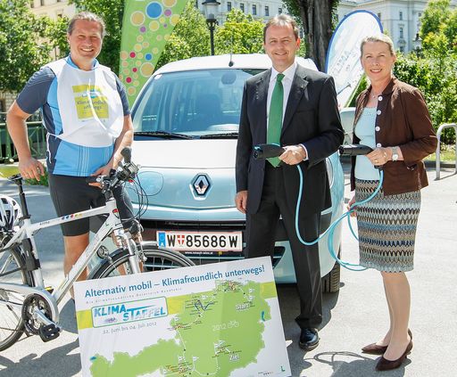 Startschuss der Klimastaffel 2012 mit dem Renault Kangoo Z.E., der sie zum ersten Mal begleitet. Im Bild v.l.n.r.: Bundesminister Niki Berlakovich, Dorit Haider (Direktorin Kommunikation Renault Österreich)