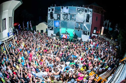 Vorschau Bild von Gleich in der ersten Eventwoche bei Summer Splash, Europas größter Event-Maturareise mit 12.000 MaturantInnen in der Türkei, sorgte DJ Wunderknabe AVICII am Sony Xperia Mainfloor für ein außergewöhnliches Bühnenspektakel.