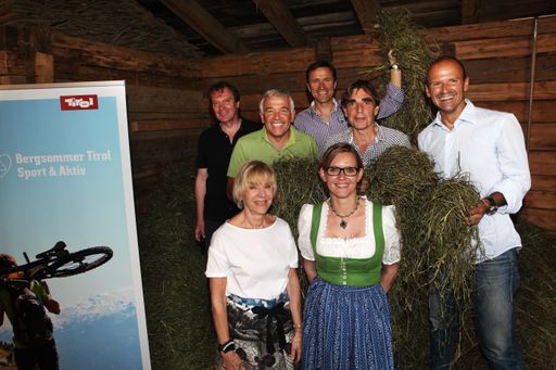  Diskutierten die Chancen und Potenziale des Tiroler Bergsommers: Helene Karmasin/Karmasin Motivforschung, Katharina Hradecky/Hotel Hinteregger (v.v.l.) sowie Andreas Reiter/Zukunftsbüro, Heiner Oberrauch/Salewa - Oberalp Gruppe, Josef Margreiter/Tirol Werbung, Matthias Schenk/Hexenwasser-Miterfinder und Moderator Hubert Siller/MCI (h.v.l.).