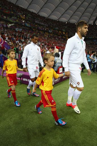 Vorschau Bild von McDonald's Fußball Eskorte: Julian Reiter aus der Steiermark führt den portugiesischen Nationalspieler Miguel Veloso aufs Spielfeld.