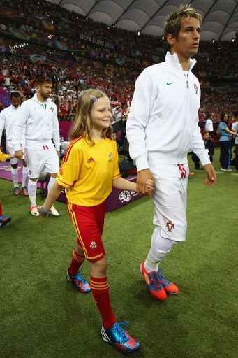 Vorschau Bild von McDonald's Fußball Eskorte: Patricia-Chiara Kristo aus Wien führt den portugiesischen Nationalspieler Fabio Coentrao aufs Spielfeld.
