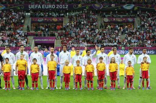 Vorschau Bild von Die McDonald's Fußball Eskorte beim UEFA EURO 2012 Viertelfinalspiel Portugal gegen Tschechien.