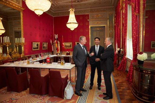  (C) photonews.at/Georges Schneider -  Wien 22.06.2012 -  Auf Initiative von Wirtschaftsminister Mitterlehner kamen heute in Wien der deutsche Wirtschaftsminister , Rösler und der Schweizer Bundesrat Schneider-Ammann zu einem  trilateralen Treffen zusammen.  Erster Programmpunkt war ein trilaterales Gespräch im Audienzsaal der Albertina. PHOTO: BM Reinhold Mitterlehner (A/L), Bundesrat DI Johann Schneider-Ammann (CH/R) und Wirtschaftsminister Philipp Rösler  (D/M) zu Beginn des Gesprächs.