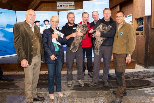(v.l.n.r.) Bezirksjägermeister Franz Kohlmayer, ORF Landesdirektorin Karin Bernhard, Bartgeierbetreuer Michael Knollseisen, Bgm. Josef Schachner,Thomas Haritzer (Obmann Grundeigentümer Agrargemeinschaft Fleißner Ochsenalpe), Nationalpark Ranger Markus Lackner, Nationalparkreferent LH-Stv. Uwe Scheuch bei der Präsentation der Jungvögel am Dorfplatz in Heiligenblut am Großglockner