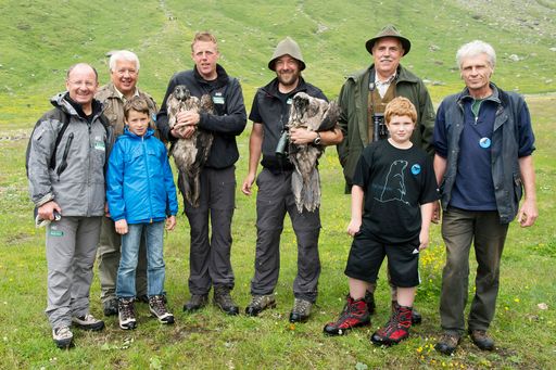 Vorschau Bild von Nationalparkdirektor Peter Rupitsch, Simon Pechlaner, Helmut Pechlaner, Nationalpark Ranger Markus Lackner, Bartgeierbetreuer Michael Knollseisen, Bezirksjägermeister Franz Kohlmayer, Benjamin Krammer, Bartgeierspezialist Hans Frey im Großen Fleißtal