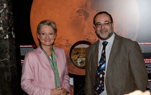 Bundesministerin Dr. Claudia Schmied und Generaldirektor Univ. Prof. Dr. Christian Köberl mit dem neuen Marsmeteoriten Tissint des Naturhistorischen Museums