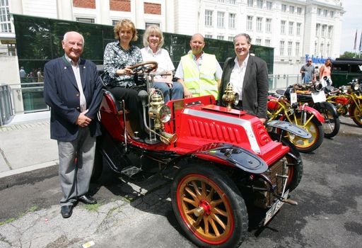 http://www.apa-fotoservice.at/galerie/3121/
Im Bild v.l.n.r.: Univ. Prof. Dr.Ernst Fiala, Dr. Gabriele Zuna-Kraty (Technisches Museum Wien), Lisl Mesicek (ÖGHK), Wolfgang Dudek (ÖGHK), Mag. Heinrich Clostermeyer (ÖGHK) mit dem "De Dion Buton Q" aus dem Jahr 1903.