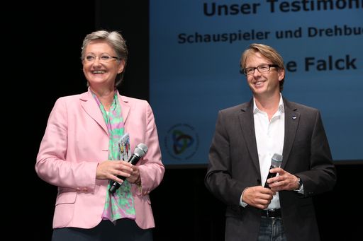 http://www.apa-fotoservice.at/galerie/3123
Im Bild v.l.n.r.: Dr. Claudia Schmied (BM für Unterricht, Kunst und Kultur) und Serge Falck (Schauspieler)