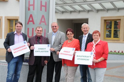  SPÖ Chef STR Andreas Babler (im Bild links) mit Bgm. Fritz Knotzer (Bildmitte) haben gemeinsam mit vielen GemeindevertreterInnen österreichweit das stärkste Ergebnis für das Steuergerechtigkeits-Volksbegehren erzielt.