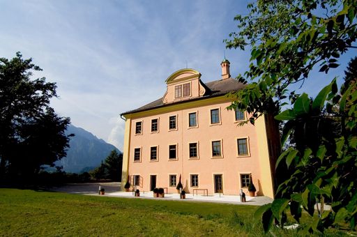 Traditionsreicher Sitz auf Schloss Urstein, ca. 10 km südlich der Festspielstadt Salzburg