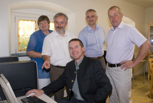 Die ersten "2nd Life-Computer" gehen an den Reichenauerhof in Waidhofen (v.links): Gertrud Abfalter (Reichenauerhof), Franz Rybaczek (Komunitas OG), Thomas Knapp (IMC), Andreas Geierlehner (WKNÖ Amstetten), Anton Lueger (Vizbgm. Waidhofen/Ybbs)