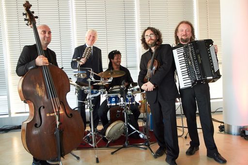http://www.apa-fotoservice.at/galerie/3126
Im Bild v.l.n.r.: Sascha Lackner (Bass), Dkfm. Karl Fink (Vorstandsmitglied Wiener Städtische Versicherungsverein), Luis Ribeiro (Percussion), Aliosha Biz (Violine), Krzysztof Dobrek (Akkordeon)