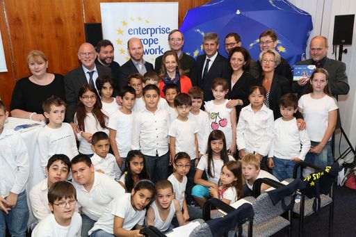 http://www.apa-fotoservice.at/galerie/3133
Im Bild: Teilnehmer und Unterstützer des EU kidsday 2012 mit Christoph Leitl (Präsident der Wirtschaftskammer Österreich) und Michael Spindelegger (Vizekanzler der Republik Österreich)