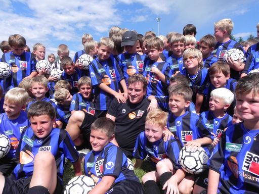  Die Baumit kick & learn-Camps stehen wie immer unter der Schirmherrschaft von Österreichs Rekordinternationalen und Co-Trainer des US-Fußball-Nationalteams, Andi Herzog, der im Sommer Camps besuchen wird.