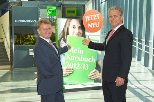 WIFI Wien Kurator KR Dr. Anton Gerald Ofner (re.) und Institutsleiter Mag. Fritz Gregshammer (li.) präsentieren das neue Kursbuch