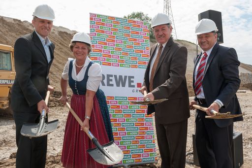 http://www.apa-fotoservice.at/galerie/3129/
Im Bild v.l.n.r.: Andreas Bayer (Geschäftsführer REWE International Lager- und Transport GmbH) Christine Eisner (Bürgermeisterin von Ohlsdorf) Viktor Sigl (Oberösterreichischer Landesrat für Wirtschaft, Raumordnung und Sport) Franz Nebel (Vorstand REWE International AG)