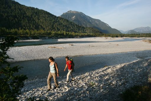 Der Lechweg steht für moderates Wandern in den Alpen und führt durch eine der letzten Wildflusslandschaften Europas.