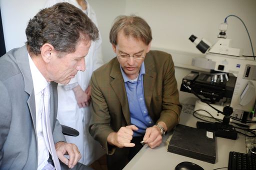 Wissenschafts- und Forschungsminister Karlheinz Töchterle bei seinem Besuch im Ludwig Boltzmann Institut für Krebsforschung