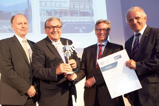 http://www.apa-fotoservice.at/galerie/3128/
Im Bild v.l.n.r. Dr. Othmar Thann (Direktor KFV), Helmut Manzenreiter (Bürgermeister Villach), Generalsektretär wHR Dr. Walter Leiss (Österreichischer Gemeindebund) und Erich Leiß (Präsident KFV)