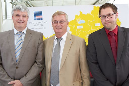 http://www.apa-fotoservice.at/galerie/3140
Im Bild v.l.n.r. Peter Thiele (Vice President SESE, Sharp Energy Solutions Europe), Dr. Hans Kronberger (Präsident Bundesverband Photovoltaic Austria) und Peter Berghofer (General Manager, ULBRICH OF AUSTRIA GmbH)