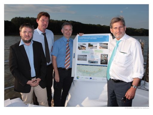 v.l.n.r.: Mag. Robert Tögel  (stv. Projektleiter via donau), DI Hans-Peter Hasenbichler, Univ.Prof. DI Dr. Helmut Habersack (BOKU), Dr. Johannes Hahn