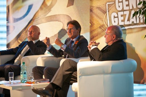  Über 200 interessierte Besucher verfolgten gestern Abend die BZÖ-Podiumsdiskussion zum Thema "Ist der Euro noch zu retten? ESM, Fiskalpakt - Der Währungsunion letzter Akt" in der Wolke 21 im Ares Tower in Wien. Unter der Leitung von Ronald Barazon referierten neben BZÖ-Chef Klubobmann Josef Bucher die bekannten deutschen Ökonomen Prof. Dr. Markus C. Kerber, Professor für öffentliche Finanzwissenschaft und Wirtschaftspolitik an der TU Berlin und Prof. Dr. Bernd Thomas Ramb, Professor für Volkswirtschaftslehre an der Universität Siegen und Aufsichtsratsvorsitzender der Gesellschaft für Wirtschaftssysteme AG in Kassel.