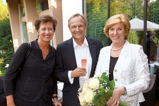 Vorschau Bild von v.l.n.r.: Mag. Monika Kircher (Vorstandsvorsitzende der Infineon Technologies Austria AG), DI Oskar Seidler (Geschäftsführer ThermenResort Warmbad-Villach), Mag. Susanna Mayerhofer (Geschäftsführerin ThermenResort Warmbad-Villach)