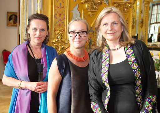 http://www.apa-fotoservice.at/galerie/3145/
Im Bild v.l.n.r.: Dr. Sabine Grabner (Kuratorin), Dr. Agnes Husslein-Arco (Direktorin Belvedere), Karin Kneissl (Nahost-Expertin)