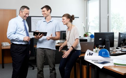  Hannes Ametsreiter, Schirmherr der A1 Startup Initiative, besucht die Jungunternehmer Domagoj Dolinsek und Maja Dolinsek im neuen Büro.
