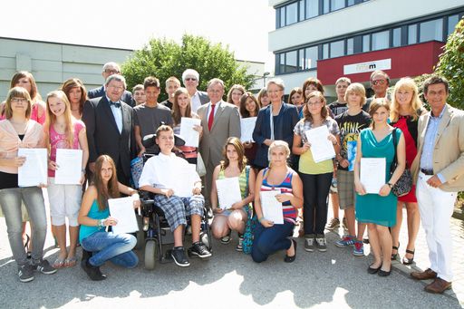 http://www.apa-fotoservice.at/galerie/3143/ BM Dr. Claudia Schmied, LH Hans Niessl, Direktorin Johanna Schwarz mit SchülerInnen der NMS Mattersburg