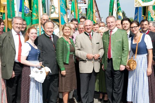 Landeshauptmann Erwin Pröll und Agrarlandesrat Stephan Pernkopf mit der NÖ Bauernbundspitze um Obmann Hermann Schultes und Direktorin Klaudia Tanner