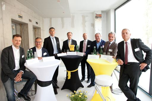 Im Bild v.r.n.l. Mag. Alexander Schmidecker, Geschäftsführer,Raiffeisen-Leasing; Ing. Theodor Klais, Mitglied des Vorstandes, STRABAG AG; Prof. Rudolf Öhlinger, Geschäftsführer, SeneCura Kliniken- und Heimebetriebsgesellschaft m.b.H.; Ing. Mag. Klaus Wurz, Geschäftsführer, WRS energie- & unternehmenslösungen gmbh; Veit Schmid-Schmidsfelden, Geschäftsführer, Rupert Fertinger GmbH; DI Martin Löcker, Mitglied des Vorstandes, UBM Realitätenentwicklung AG; Michael Pfaller, Generaldirektor, Weitzer Hotels BetriebsgesmbH; Arch. DI Christian Heiss, Geschäftsführer, Atelier Heiss Architekten