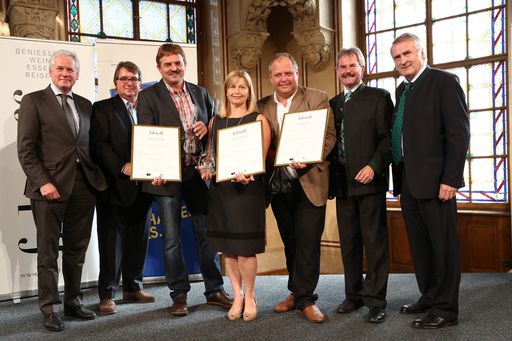  http://www.apa-fotoservice.at/galerie/3149
Im Bild v.l.n.r.: Dr. Hubert Schultes (Generaldirektor NÖ
Versicherung), Peter Moser (Chefredakteur Falstaff), Sepp Dockner (2.
Platz Grüner Veltliner Grand Prix 2012), Birgit Eichinger (1. Platz
Grüner Veltliner Grand Prix 2012), Josef Schmid (ex aequo 2. Platz
Grüner Veltliner Grand Prix 2012), Mag. Karl Wilfing (Landesrat NÖ),
ÖR Dipl.-HLFL-Ing. Josef Pleil (Präsident des Österreichischen
Weinbauverbands)