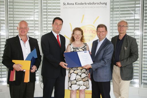 v.l.n.r.: Mag. (FH) Roman Anlanger (FH des bfi Wien), Mag. Dieter Negri (Negri Consulting), Claudia Cech (Negri Consulting), Dr. Helmut Holzinger (Geschäftsführer FH des bfi Wien), Univ. Doz. Dr. Peter Ambros (stv. Institutsleiter St. Anna Kinderkrebsforschung).