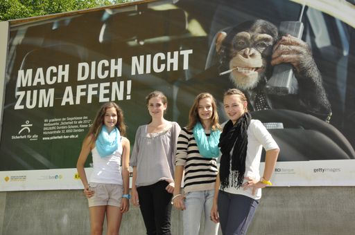 Schülerplakat wirbt in ganz Österreich für mehr Verkehrssicherheit. Im Bild v.l.n.r.: Cheyenne Egle, Sonja Hillebrand, Julia Pfanner, Nicole Felder