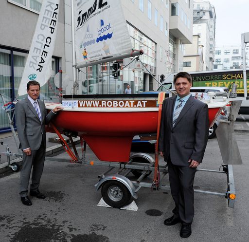 Minister Töchterle und Projektleiter Stelzer mit der "ASV Roboat"